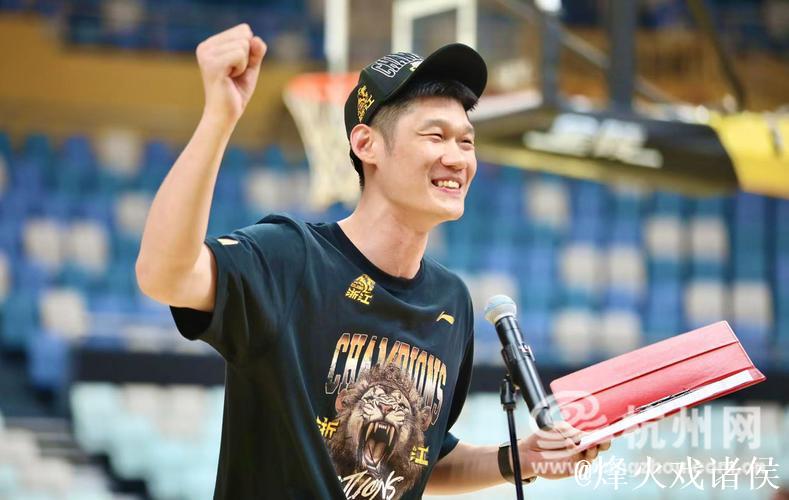 情绪激动!胡金秋见证广厦总冠军旗帜升起,眼角泛起热泪 情绪激动!胡金秋见证广厦总冠军旗帜升起,眼角泛起热泪